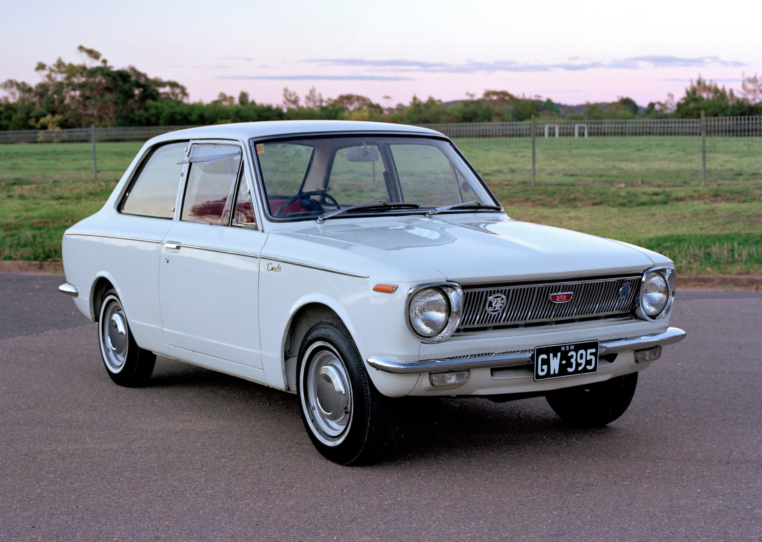 Первое поколение автомобилей. Toyota Corolla 1966. Тойота Королла 1966 года. Toyota Corolla 1 поколение. Toyota Corolla 1966–1970.