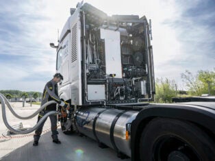 Daimler Truck trials liquid hydrogen