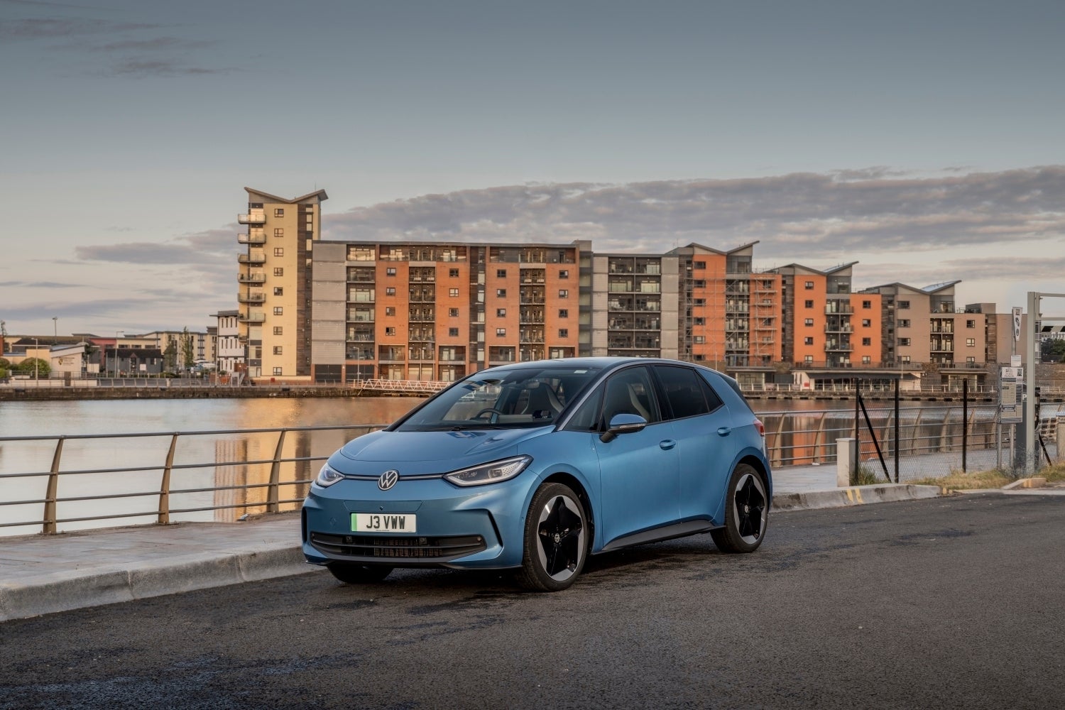 Dommage que le capot partiellement noir ait disparu, mais le reste de l'extérieur de cette superbe voiture a – heureusement – ​​été laissé tel quel.